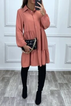 Devant -Féminité Couture robe chemise corail a volant et boutons 1