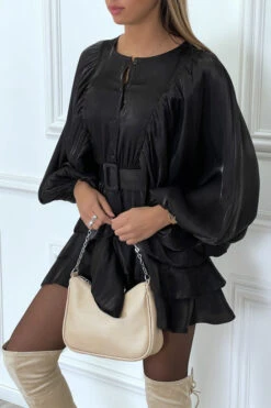Devant -Féminité Couture robe chemise noire a volants et manches chauve souris 1