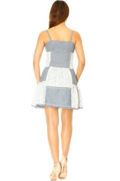 Robe En Jeans à Volant Avec Morceau De Motif Fleur. Robe Fashion Et Sexy -Féminité Couture robe en jeans a volant avec morceau de motif fleur robe fashion et sexy 2