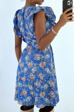 Robe Fluide Bleu Volantée à Boutons Et Imprimé Floral -Féminité Couture robe fluide bleu volantee a boutons et imprime floral 2