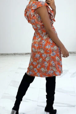 Robe Fluide Orange Volantée à Boutons Et Imprimé Floral -Féminité Couture robe fluide orange volantee a boutons et imprime floral 5