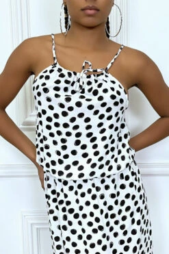 Robe Longue Blanche à Petit Pois Noir Col Montant Et Elastique à La Taille