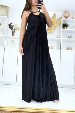 Robe Longue Noire Satinée Plissée Et évasée