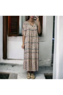 Robe Longue Over Size Rose Et Doré à Motif Fleuris -Féminité Couture robe longue over size rose et dore a motif fleuris 1