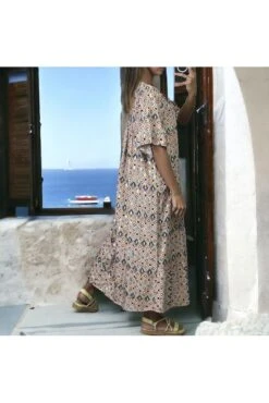 Robe Longue Over Size Rose Et Doré à Motif Fleuris -Féminité Couture robe longue over size rose et dore a motif fleuris 2