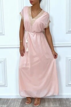 Robe Longue Rose Avec Broderie Et Ceinture Lacet Beige -Féminité Couture robe longue rose avec broderie et ceinture lacet beige 2