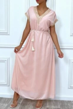 Robe Longue Rose Avec Broderie Et Ceinture Lacet Beige -Féminité Couture robe longue rose avec broderie et ceinture lacet beige 4