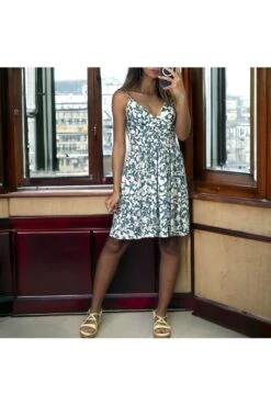 Robe Motif Fleuris Bleu Et Blanc à Bretelle Froncé A La Taille -Féminité Couture robe motif fleuris bleu et blanc a bretelle fronce a la taille 2