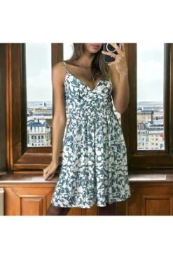 Robe Motif Fleuris Bleu Et Blanc à Bretelle Froncé A La Taille
