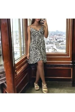 Robe Motif Léopard Beige à Bretelle Froncé A La Taille -Féminité Couture robe motif leopard beige a bretelle fronce a la taille 2