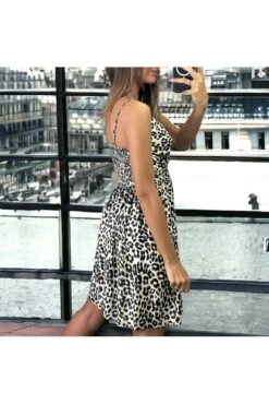 Robe Motif Léopard Beige à Bretelle Froncé A La Taille