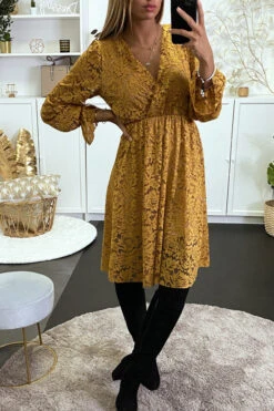 Robe Moutarde à Dentelle Coupe évasée.