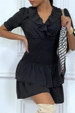 Robe Noire Croisé Au Buste Cintre Avec élastique à La Taille Et Volant