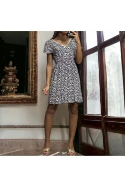 Robe Noire Motif Liberty évasé Avec Bouton