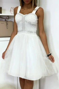 Robe Patineuse Blanche à Bretelle Avec Strass Et Tulle évasé -Féminité Couture robe patineuse blanche a bretelle avec strass et tulle evase 2