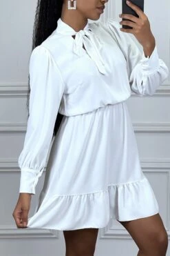 Robe Patineuse Blanche à Volant Et Noeud Au Cou -Féminité Couture robe patineuse blanche a volant et noeud au cou 2