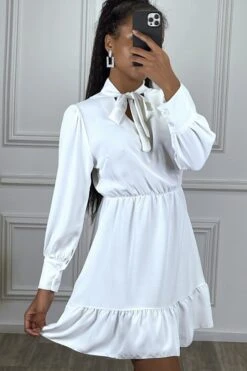 Robe Patineuse Blanche à Volant Et Noeud Au Cou