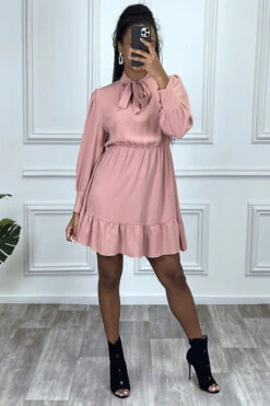 Robe Patineuse Rose à Volant Et Noeud Au Cou -Féminité Couture robe patineuse rose a volant et noeud au cou 3