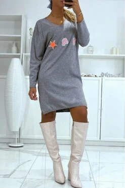 Robe Pull Anthracite En Col V Dans Une Matière Très Douce Avec Motif Brodé -Féminité Couture robe pull anthracite en col v dans une matiere tres douce avec motif brode 2