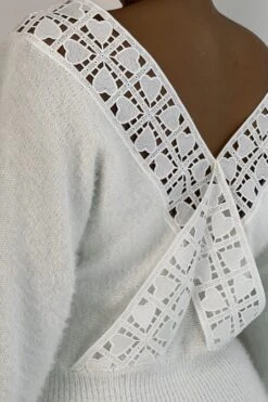 Robe Pull Blanche Cintrée Col V Hyper Douce à Poils Avec Dos à Col Plongeant -Féminité Couture robe pull blanche cintree col v hyper douce a poils avec dos a col plongeant 4