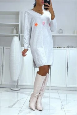 Robe Pull Grise En Col V Dans Une Matière Très Douce Avec Motif Brodé -Féminité Couture robe pull grise en col v dans une matiere tres douce avec motif brode 3