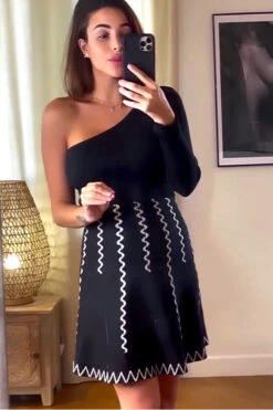 Robe Pull Noire Asymétrique Côtelé Et Motif Zig Zag -Féminité Couture robe pull noire asymetrique cotele et motif zig zag 1