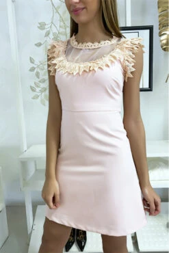Robe Rose Avec Mousseline Et Dentelle Au Buste Et Au Col.