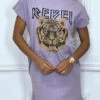Robe T-shirt Lila Avec Poches Et écriture REBEL Avec Dessin De Lion