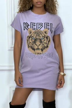 Robe T-shirt Lila Avec Poches Et écriture REBEL Avec Dessin De Lion -Féminité Couture robe t shirt lila avec poches et ecriture rebel avec dessin de lion 2