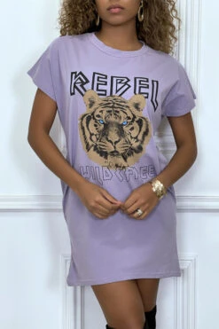Robe T-shirt Lila Avec Poches Et écriture REBEL Avec Dessin De Lion