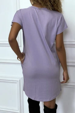 Robe T-shirt Lila Avec Poches Et écriture REBEL Avec Dessin De Lion -Féminité Couture robe t shirt lila avec poches et ecriture rebel avec dessin de lion 4