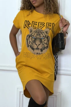 Robe T-shirt Moutarde Avec Poches Et écriture REBEL Avec Dessin De Lion -Féminité Couture robe t shirt moutarde avec poches et ecriture rebel avec dessin de lion 2