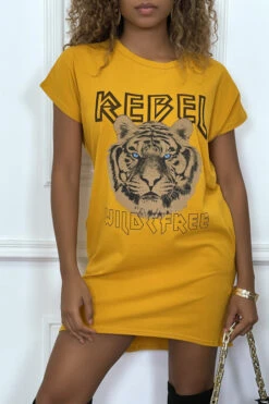 Robe T-shirt Moutarde Avec Poches Et écriture REBEL Avec Dessin De Lion