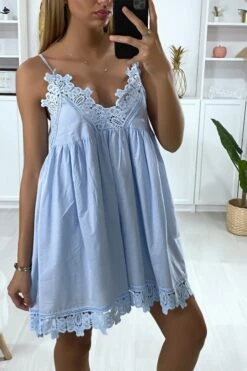 Robe Tunique Bleu à Bretelle Avec Broderie Au Buste Et En Bas -Féminité Couture robe tunique bleu a bretelle avec broderie au buste et en bas 4