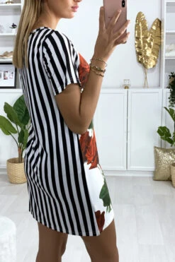 Robe Tunique Rayé Marinière En Blanc Avec Motif Rose Devant -Féminité Couture robe tunique raye mariniere en blanc avec motif rose devant 4