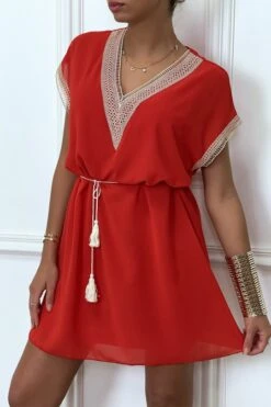 Robe Tunique Rouge Avec Broderie Et Ceinture Lacet Beige -Féminité Couture robe tunique rouge avec broderie et ceinture lacet beige 4