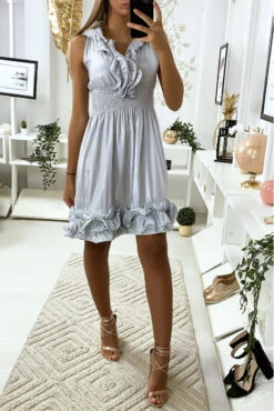 Vendu Par 3 Robe Grise Brillante Avec élastique à La Taille Froufrou Au Col Et En Bas. 516 -Féminité Couture vendu par 3 robe grise brillante avec elastique a la taille froufrou au col et en bas 516 10