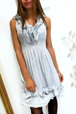 Vendu Par 3 Robe Grise Brillante Avec élastique à La Taille Froufrou Au Col Et En Bas. 516 -Féminité Couture vendu par 3 robe grise brillante avec elastique a la taille froufrou au col et en bas 516 5