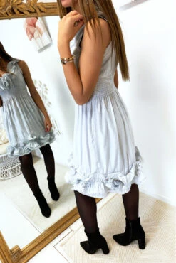 Vendu Par 3 Robe Grise Brillante Avec élastique à La Taille Froufrou Au Col Et En Bas. 516 -Féminité Couture vendu par 3 robe grise brillante avec elastique a la taille froufrou au col et en bas 516 6