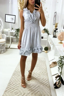 Vendu Par 3 Robe Grise Brillante Avec élastique à La Taille Froufrou Au Col Et En Bas. 516 -Féminité Couture vendu par 3 robe grise brillante avec elastique a la taille froufrou au col et en bas 516 8