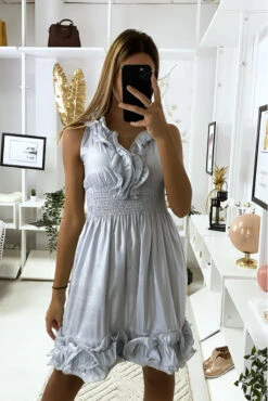 Vendu Par 3 Robe Grise Brillante Avec élastique à La Taille Froufrou Au Col Et En Bas. 516 -Féminité Couture vendu par 3 robe grise brillante avec elastique a la taille froufrou au col et en bas 516 9